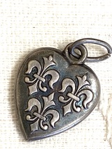 VINTAGE STERLING SILVER PUFFY HEART ♥️ WITH 3 FLEUR D LIS CHARM - £39.05 GBP