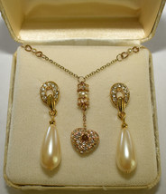 Vtg Richelieu Pearl &amp; Crystal Necklace Set Heart Necklace w Dangle Earrings NOS - £38.54 GBP
