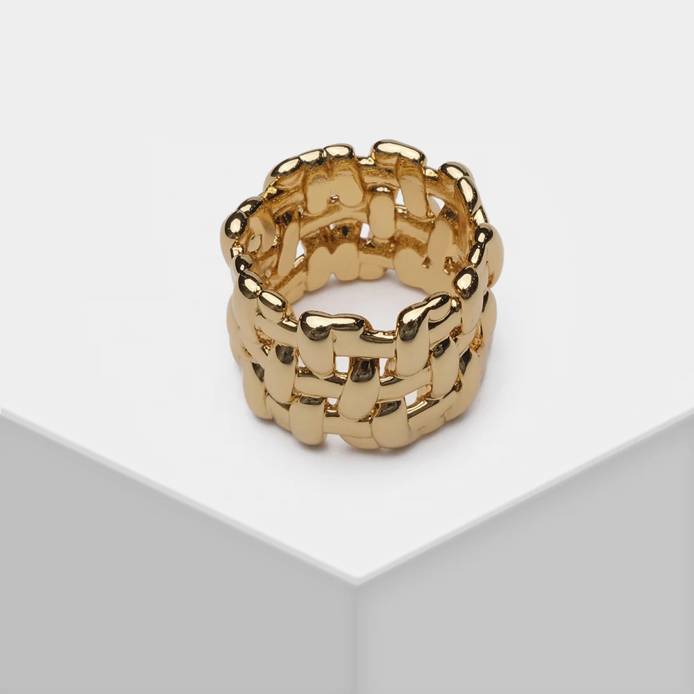 The fence shape exaggerates the ring - £22.90 GBP