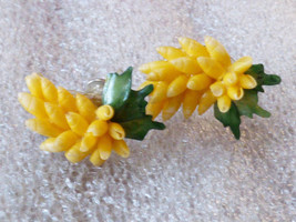 VTG Painted yellow mini shells cluster celluloid green leaf screw clip earrings - £8.78 GBP