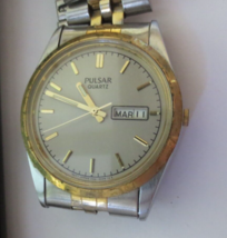 Vtg Pulsar Watch Men Gold Tone Day Date Quartz V533-8A5O - £11.02 GBP