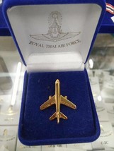 MILITARY AIRPLANE Current Militaria FORCE TIE PIN, GOLD COLOR IN VELVET ... - $18.70