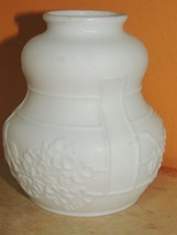 ONE Antique Milk Glass Lamp Shade 2.25 fitter Dogwood Embossed Chinoiserie - €25,23 EUR