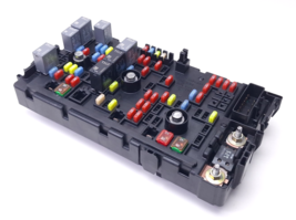 2008-2009 GMC Savana Chevrolet Express Engine Bay Fuse Box 25888289 *REF... - $364.13