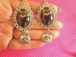 Bat pumpkin cameo earrings - $222.99 MXN