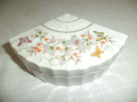 Vintage 1980 Avon Porcelain Floral Butterfly Fan Trinket Box Made In Japan - $360.56 MXN