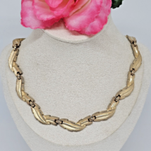 Vintage TRIFARI Leaf Choker Necklace Brushed Leaves Gold Tone Links - £22.49 GBP