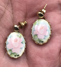 Vintage Gold Tone Pink Rose Hand Painted Ceramic Earrings Signed VM 3/4&quot; x 5/8&quot; - £10.44 GBP