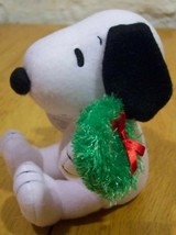 Peanuts Snoopy Christmas W/ Wreath 5&quot; Plush Stuffed Animal New Hallmark - £15.73 GBP