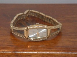 Pre-Owned Women’s Gold Guess G85635L Analog Dress Watch - $13.85