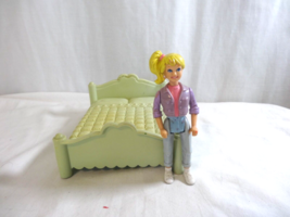 Playskool Dollhouse 1991 Parents Bed Plastic Victorian DollHouse + Teen girl Blo - $17.84