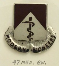 Us Military Insignia Pin Dui Crest 47 Medical Battalion Modern Pioneers Motto - $8.33