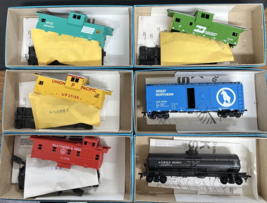 Lot of 6 Athearn Trains Miniature, HO Gauge - 4 Caboose, 1 Box Car, 1 Ta... - $30.00