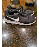 Nike Tanjun Womens Black Running Casual Shoes Ladies Size 8 - $45.13 CAD