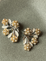 Vintage Small Faux Cream Pearl Flowers w White Enamel Leaves Silvertone Clip Ear - £7.58 GBP