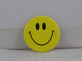 Novelty Pin - Smiley Face Classic Style - Celluloid Pin  - £11.98 GBP