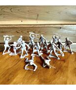 Lot of 15 Greenbrier Army Guys Cream Color - $410.95 MXN