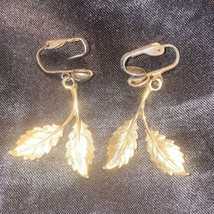 Vintage 1” 20k gold plated leaf dangle charm clip on earrings - £24.91 GBP