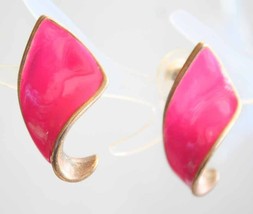 Art Moderne Rose Pink Enamel Gold-tone Pierced Earrings 1980s vintage 1 1/2&quot; - £9.83 GBP