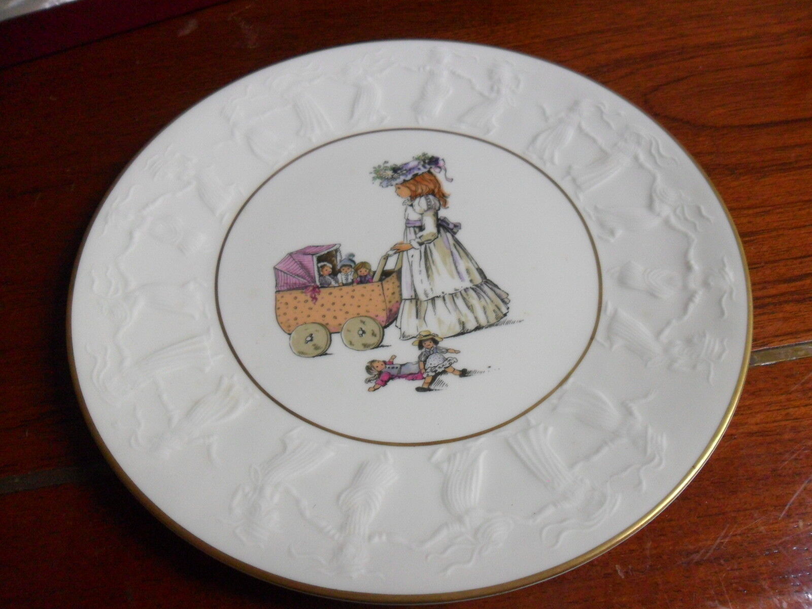 Royal Albert "Mother's Day"  collector plate in original box 8" diam,[am3] - $54.45