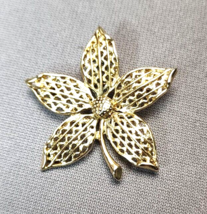 Vintage Flower Leaf Filigree Brooch Gold-tone Pin Retro Women&#39;s Costume ... - £15.55 GBP