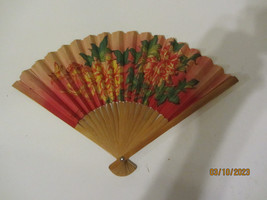 VINTAGE CHINESE MADE IN TAIWAN MUMS FLORAL DESIGN PERSONAL PAPER FAN WOO... - £8.05 GBP