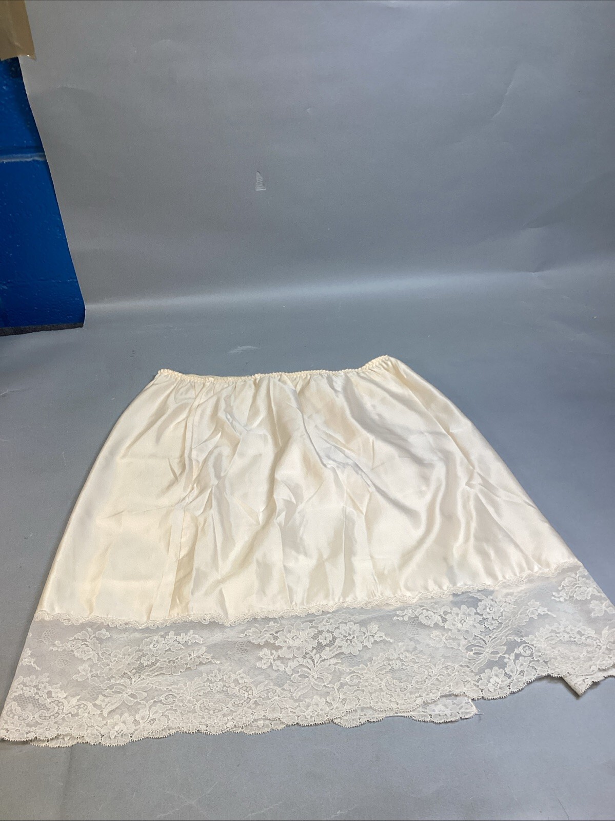 Vintage Light Peach Half Slip With Floral Lace - Medium Item image 5