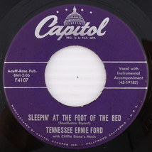 Tennessee Ernie Ford – Sleepin&#39; At The Foot Of The Bed 1958 45 rpm Record F4107 - £12.37 GBP