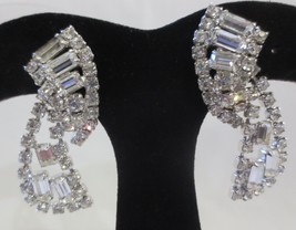 Vtg Weiss Sparking Clear Rhinestones Dangling Clip Earrings Prong Set - £59.94 GBP