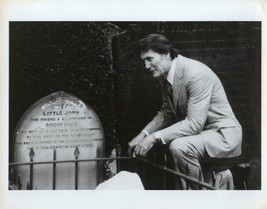 Jack Palance Ripley&#39;s Believe It Or Not At Grave In Scotland 8 x 10 Press Photo - £10.34 GBP