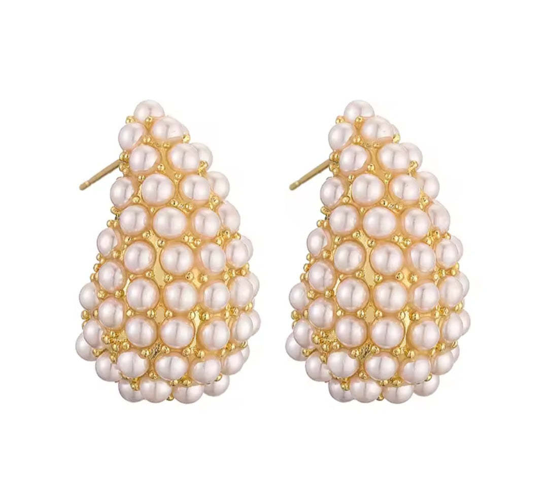 C-shaped earrings with gold-plated pearls / Pendientes en forma de C con... - $15.00
