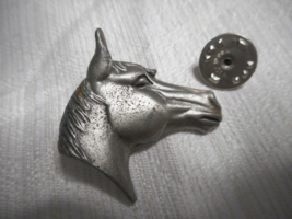 EARTH&#39;S CITIZENS Handcrafted Fine American Pewter Arabian Horsehead Fashion Pin - £10.14 GBP