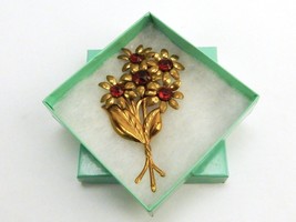 Gold Tone Floral Bouquet Sweater Pin, Daisies w/Red Rhinestones, Vintage JWL-227 - £11.58 GBP