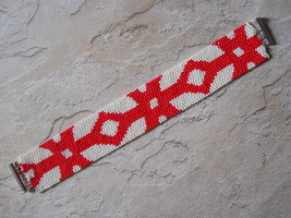 Bracelet: Red &amp; White Beads, Geometric Motif, Peyote Stitch, Tube Clasp - £31.17 GBP