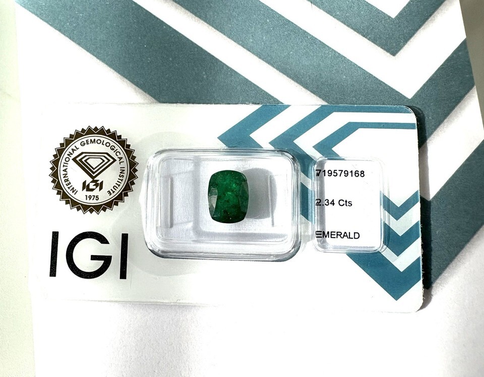 Natural Emerald 2.34 ct IGI Certified cushion cut Green Gemstone stone queen Item image 5