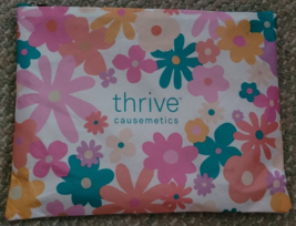 Women&#39;s Thrive Cause Metics Make-Up Bag Zipper Closure Flowers 10/5&quot;x8&quot; ... - $130.29 MXN