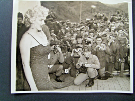 MARILYN MONROE: (ORIGINAL VINTAGE 1954 PRESS PHOTO) VISITING THE TROOPS ... - $2,475.00