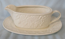 Mikasa White English Countryside Oval Gravy &amp; Under Plate - £22.91 GBP