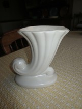 Vintage Usa Mc Coy Art Decor Pottery Ivory Cornucopia Footed Vase - 6&quot; X 6&quot; - £11.01 GBP