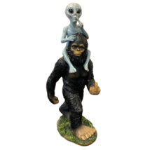 Bigfoot 54772 Sasquatch Carrying Alien Statue 15&quot; H Resin - €41,93 EUR