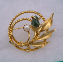 Vintage Signed Sarah Coventry Faux Pearl Green Jade Flower Gold Tone Brooch Pin - £18.19 GBP