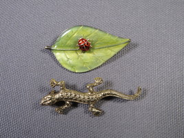 VINTAGE Pins-Brooches Green Enamel Leaf w/Lady Bug Gold Plated Lizard 1.5&quot;. - £12.31 GBP