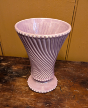 Vintage 1940&#39;s McCoy Spiral Ribbed Footed 7&quot; Vase Planter Pastel Pink Sw... - $28.84