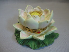 Ceramic Trinket Box Flower Hand Painted Resin with Metal Clasp &amp; Hinge - £7.82 GBP