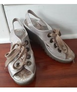 FLY LONDON SANDAL SIZE 37 Gold Leather Strap Flats Fly Story on Sole   P - €15,15 EUR