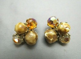 Vintage Vogue Cluster Earrings Glass Crystal Clip On Fall Colors Gold Tone 1&quot; - £7.98 GBP