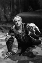 Laurence Olivier in Hamlet Dramatic Pose 1948 Classic 24x18 Poster - $23.99