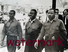 Martin Luther King Jr. Walking Down the Street w/ Brethren B&amp;W 8x10 Photo - $161.02 MXN