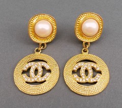 Chanel CC Logo Vintage Faux Pearl Rhinestone Gold Tone Rope Dangle Drop Earrings - £1,520.08 GBP