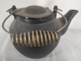 Vintage Cast Iron Teapot Tea Kettle Pot Swivel Lid Rustic Primitive Camping Fire - £44.44 GBP